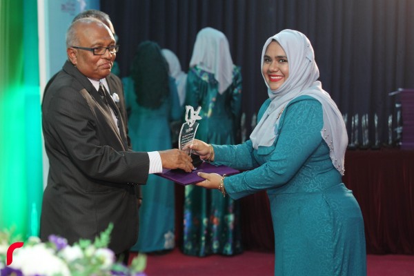 އައްޑޫ ސިޓީ ހިތަދޫ: ފެބްރުއަރީ 03، 2017:އައްޑޫ އެވޯޑް 2016 ޖަލްސާ ޝަރަފުއްދީން ސްކޫލްގައި ކުރިއަށްދަނީ.މި އެވޯޑް ހަފްލާގައި ވަނީ އެކި ރޮނގި ތަކުން 126 އެވޯޑެއް ދެވިފައި—ފޮޓޯ: މުހައްމަދު ޝަރުހާން/ ރާއް