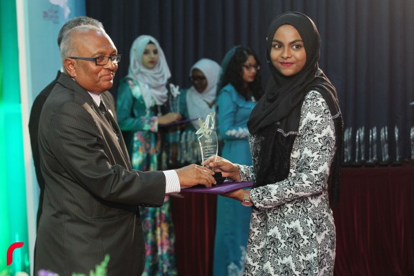 އައްޑޫ ސިޓީ ހިތަދޫ: ފެބްރުއަރީ 03، 2017:އައްޑޫ އެވޯޑް 2016 ޖަލްސާ ޝަރަފުއްދީން ސްކޫލްގައި ކުރިއަށްދަނީ.މި އެވޯޑް ހަފްލާގައި ވަނީ އެކި ރޮނގި ތަކުން 126 އެވޯޑެއް ދެވިފައި—ފޮޓޯ: މުހައްމަދު ޝަރުހާން/ ރާއް