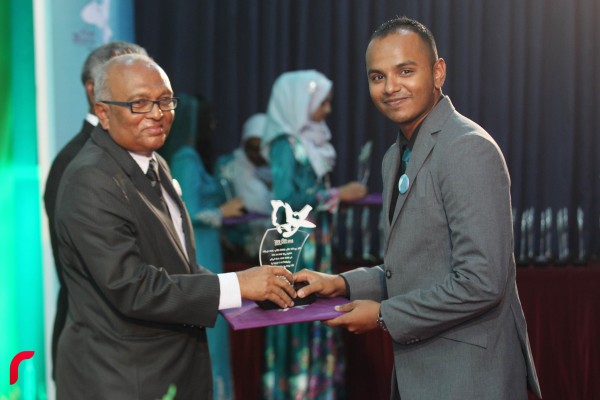 އައްޑޫ ސިޓީ ހިތަދޫ: ފެބްރުއަރީ 03، 2017:އައްޑޫ އެވޯޑް 2016 ޖަލްސާ ޝަރަފުއްދީން ސްކޫލްގައި ކުރިއަށްދަނީ.މި އެވޯޑް ހަފްލާގައި ވަނީ އެކި ރޮނގި ތަކުން 126 އެވޯޑެއް ދެވިފައި—ފޮޓޯ: މުހައްމަދު ޝަރުހާން/ ރާއް