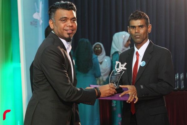 އައްޑޫ ސިޓީ ހިތަދޫ: ފެބްރުއަރީ 03، 2017:އައްޑޫ އެވޯޑް 2016 ޖަލްސާ ޝަރަފުއްދީން ސްކޫލްގައި ކުރިއަށްދަނީ.މި އެވޯޑް ހަފްލާގައި ވަނީ އެކި ރޮނގި ތަކުން 126 އެވޯޑެއް ދެވިފައި—ފޮޓޯ: މުހައްމަދު ޝަރުހާން/ ރާއް