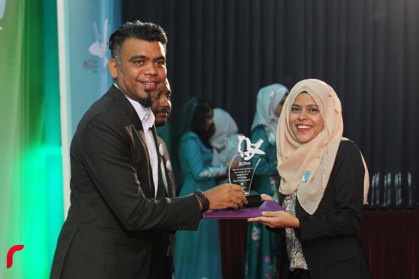 އައްޑޫ ސިޓީ ހިތަދޫ: ފެބްރުއަރީ 03، 2017:އައްޑޫ އެވޯޑް 2016 ޖަލްސާ ޝަރަފުއްދީން ސްކޫލްގައި ކުރިއަށްދަނީ.މި އެވޯޑް ހަފްލާގައި ވަނީ އެކި ރޮނގި ތަކުން 126 އެވޯޑެއް ދެވިފައި—ފޮޓޯ: މުހައްމަދު ޝަރުހާން/ ރާއް