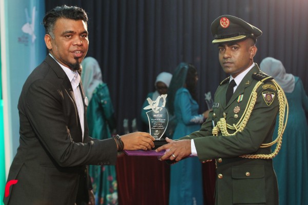 އައްޑޫ ސިޓީ ހިތަދޫ: ފެބްރުއަރީ 03، 2017:އައްޑޫ އެވޯޑް 2016 ޖަލްސާ ޝަރަފުއްދީން ސްކޫލްގައި ކުރިއަށްދަނީ.މި އެވޯޑް ހަފްލާގައި ވަނީ އެކި ރޮނގި ތަކުން 126 އެވޯޑެއް ދެވިފައި—ފޮޓޯ: މުހައްމަދު ޝަރުހާން/ ރާއް