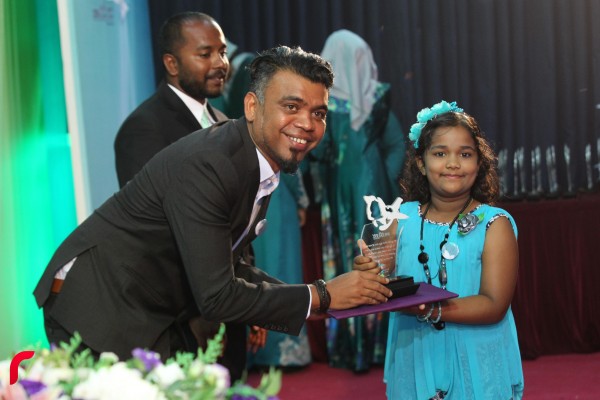 އައްޑޫ ސިޓީ ހިތަދޫ: ފެބްރުއަރީ 03، 2017:އައްޑޫ އެވޯޑް 2016 ޖަލްސާ ޝަރަފުއްދީން ސްކޫލްގައި ކުރިއަށްދަނީ.މި އެވޯޑް ހަފްލާގައި ވަނީ އެކި ރޮނގި ތަކުން 126 އެވޯޑެއް ދެވިފައި—ފޮޓޯ: މުހައްމަދު ޝަރުހާން/ ރާއް