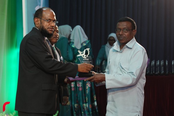 އައްޑޫ ސިޓީ ހިތަދޫ: ފެބްރުއަރީ 03، 2017:އައްޑޫ އެވޯޑް 2016 ޖަލްސާ ޝަރަފުއްދީން ސްކޫލްގައި ކުރިއަށްދަނީ.މި އެވޯޑް ހަފްލާގައި ވަނީ އެކި ރޮނގި ތަކުން 126 އެވޯޑެއް ދެވިފައި—ފޮޓޯ: މުހައްމަދު ޝަރުހާން/ ރާއް