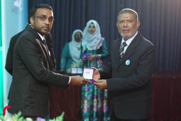 އައްޑޫ ސިޓީ ހިތަދޫ: ފެބްރުއަރީ 03، 2017:އައްޑޫ އެވޯޑް 2016 ޖަލްސާ ޝަރަފުއްދީން ސްކޫލްގައި ކުރިއަށްދަނީ.މި އެވޯޑް ހަފްލާގައި ވަނީ އެކި ރޮނގި ތަކުން 126 އެވޯޑެއް ދެވިފައި—ފޮޓޯ: މުހައްމަދު ޝަރުހާން/ ރާއް