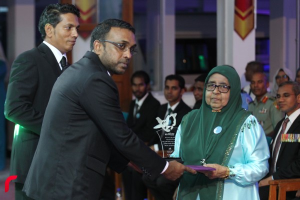 އައްޑޫ ސިޓީ ހިތަދޫ: ފެބްރުއަރީ 03، 2017:އައްޑޫ އެވޯޑް 2016 ޖަލްސާ ޝަރަފުއްދީން ސްކޫލްގައި ކުރިއަށްދަނީ.މި އެވޯޑް ހަފްލާގައި ވަނީ އެކި ރޮނގި ތަކުން 126 އެވޯޑެއް ދެވިފައި—ފޮޓޯ: މުހައްމަދު ޝަރުހާން/ ރާއް