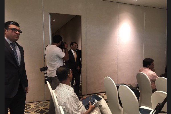 ކޮލަމްބޯ،ސްރީލަންކާ: ފެެބްރުއަރީ 09، 2017 : ރައީސް ނަޝީދު މިއަދު ސްރީލަންކާގެ ކޮލަމްބޯގައި ބޭއްވި ނޫސްވެރިންގެ ބައްދަލުވުން.މިބައްދަލުވުމުގައި ރައީސްވަނީ އަންނަ ރިޔާސީ އިންތިހާބެއްގައި ވާދަ ކުރެއްވުމު