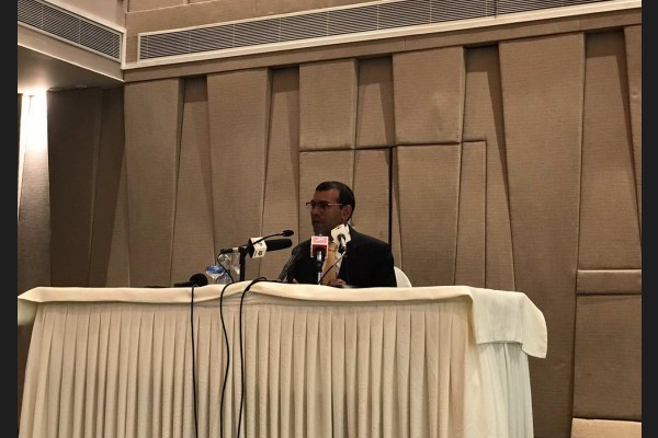 ކޮލަމްބޯ،ސްރީލަންކާ: ފެެބްރުއަރީ 09، 2017 : ރައީސް ނަޝީދު މިއަދު ސްރީލަންކާގެ ކޮލަމްބޯގައި ބޭއްވި ނޫސްވެރިންގެ ބައްދަލުވުން.މިބައްދަލުވުމުގައި ރައީސްވަނީ އަންނަ ރިޔާސީ އިންތިހާބެއްގައި ވާދަ ކުރެއްވުމު