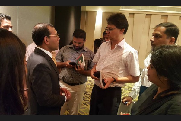 ކޮލަމްބޯ،ސްރީލަންކާ: ފެެބްރުއަރީ 09، 2017 : ރައީސް ނަޝީދު މިއަދު ސްރީލަންކާގެ ކޮލަމްބޯގައި ބޭއްވި ނޫސްވެރިންގެ ބައްދަލުވުން.މިބައްދަލުވުމުގައި ރައީސްވަނީ އަންނަ ރިޔާސީ އިންތިހާބެއްގައި ވާދަ ކުރެއްވުމު