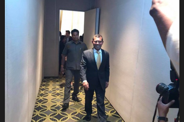 ކޮލަމްބޯ،ސްރީލަންކާ: ފެެބްރުއަރީ 09، 2017 : ރައީސް ނަޝީދު މިއަދު ސްރީލަންކާގެ ކޮލަމްބޯގައި ބޭއްވި ނޫސްވެރިންގެ ބައްދަލުވުން.މިބައްދަލުވުމުގައި ރައީސްވަނީ އަންނަ ރިޔާސީ އިންތިހާބެއްގައި ވާދަ ކުރެއްވުމު