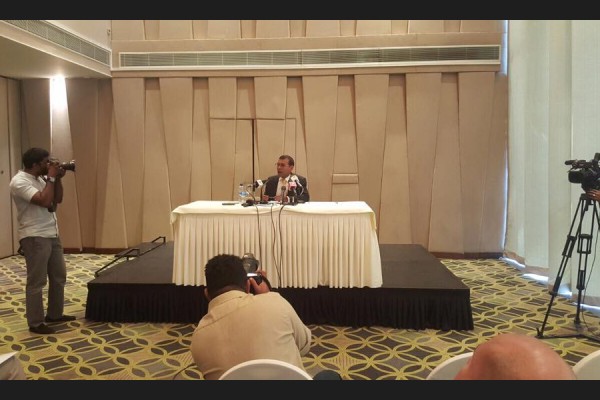 ކޮލަމްބޯ،ސްރީލަންކާ: ފެެބްރުއަރީ 09، 2017 : ރައީސް ނަޝީދު މިއަދު ސްރީލަންކާގެ ކޮލަމްބޯގައި ބޭއްވި ނޫސްވެރިންގެ ބައްދަލުވުން.މިބައްދަލުވުމުގައި ރައީސްވަނީ އަންނަ ރިޔާސީ އިންތިހާބެއްގައި ވާދަ ކުރެއްވުމު