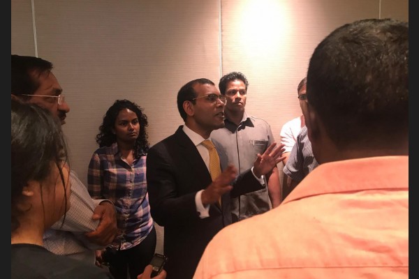 ކޮލަމްބޯ،ސްރީލަންކާ: ފެެބްރުއަރީ 09، 2017 : ރައީސް ނަޝީދު މިއަދު ސްރީލަންކާގެ ކޮލަމްބޯގައި ބޭއްވި ނޫސްވެރިންގެ ބައްދަލުވުން.މިބައްދަލުވުމުގައި ރައީސްވަނީ އަންނަ ރިޔާސީ އިންތިހާބެއްގައި ވާދަ ކުރެއްވުމު