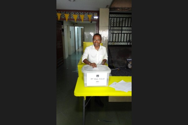 މާލެ: ފެެބްރުއަރީ 10، 2017 : އެމްޑީޕީގެ ޗެއާޕާސަންގެ މަގާމު ހުސްވުމާއި ގުޅިގެން ބާއްވާ އިންތިހާބު މިއަދު ރާއްޖޭގެ އެކި ހިސާބުތަކުގައި ކުރިއައްދަނީ. އެމްޑީޕީގެ ޗެއާޕާސަންގެ މަގާމުގައި ކުރިންހުންނެވި އަ