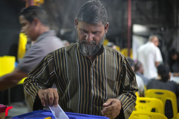 މާލެ: ފެެބްރުއަރީ 10، 2017 : އެމްޑީޕީގެ ޗެއާޕާސަންގެ މަގާމު ހުސްވުމާއި ގުޅިގެން ބާއްވާ އިންތިހާބު މިއަދު ރާއްޖޭގެ އެކި ހިސާބުތަކުގައި ކުރިއައްދަނީ. އެމްޑީޕީގެ ޗެއާޕާސަންގެ މަގާމުގައި ކުރިންހުންނެވި އަ