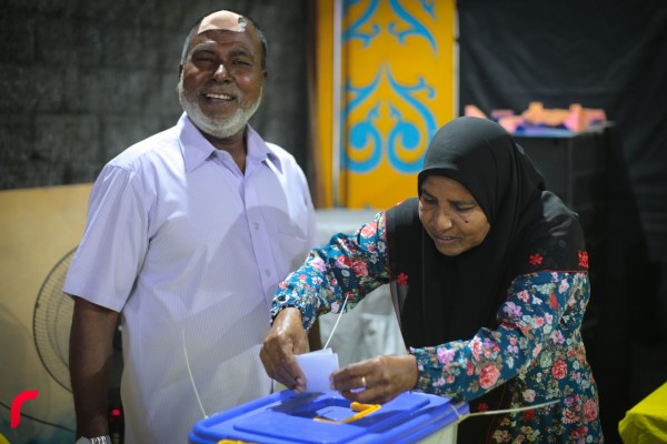 މާލެ: ފެެބްރުއަރީ 10، 2017 : އެމްޑީޕީގެ ޗެއާޕާސަންގެ މަގާމު ހުސްވުމާއި ގުޅިގެން ބާއްވާ އިންތިހާބު މިއަދު ރާއްޖޭގެ އެކި ހިސާބުތަކުގައި ކުރިއައްދަނީ. އެމްޑީޕީގެ ޗެއާޕާސަންގެ މަގާމުގައި ކުރިންހުންނެވި އަ