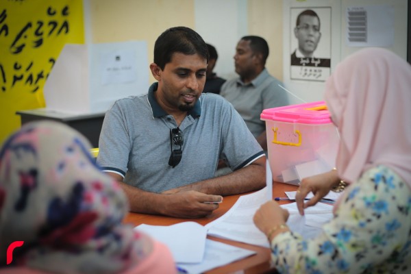 މާލެ: ފެެބްރުއަރީ 10، 2017 : އެމްޑީޕީގެ ޗެއާޕާސަންގެ މަގާމު ހުސްވުމާއި ގުޅިގެން ބާއްވާ އިންތިހާބު މިއަދު ރާއްޖޭގެ އެކި ހިސާބުތަކުގައި ކުރިއައްދަނީ. އެމްޑީޕީގެ ޗެއާޕާސަންގެ މަގާމުގައި ކުރިންހުންނެވި އަ