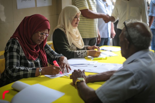 މާލެ: ފެެބްރުއަރީ 10، 2017 : އެމްޑީޕީގެ ޗެއާޕާސަންގެ މަގާމު ހުސްވުމާއި ގުޅިގެން ބާއްވާ އިންތިހާބު މިއަދު ރާއްޖޭގެ އެކި ހިސާބުތަކުގައި ކުރިއައްދަނީ. އެމްޑީޕީގެ ޗެއާޕާސަންގެ މަގާމުގައި ކުރިންހުންނެވި އަ