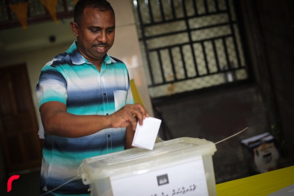 މާލެ: ފެެބްރުއަރީ 10، 2017 : އެމްޑީޕީގެ ޗެއާޕާސަންގެ މަގާމު ހުސްވުމާއި ގުޅިގެން ބާއްވާ އިންތިހާބު މިއަދު ރާއްޖޭގެ އެކި ހިސާބުތަކުގައި ކުރިއައްދަނީ. އެމްޑީޕީގެ ޗެއާޕާސަންގެ މަގާމުގައި ކުރިންހުންނެވި އަ