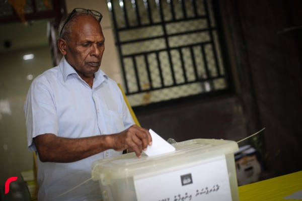 މާލެ: ފެެބްރުއަރީ 10، 2017 : އެމްޑީޕީގެ ޗެއާޕާސަންގެ މަގާމު ހުސްވުމާއި ގުޅިގެން ބާއްވާ އިންތިހާބު މިއަދު ރާއްޖޭގެ އެކި ހިސާބުތަކުގައި ކުރިއައްދަނީ. އެމްޑީޕީގެ ޗެއާޕާސަންގެ މަގާމުގައި ކުރިންހުންނެވި އަ