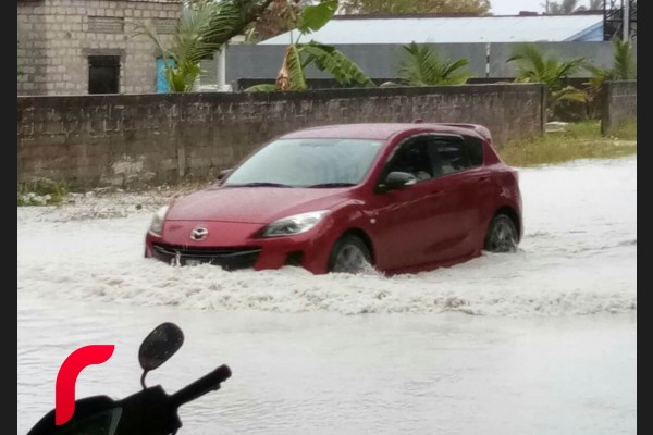 އައްޑޫ، ފެެބްރުއަރީ 20 - އައްޑޫއަށް މިހާރު ކުރަމުން ދާ ވިއްސާރާގައި އައްޑޫގެ ބޮޑެތި ގިނަ މަގުތަކެއްގައި ވަނީ ފެންބޮޑުވެ ދުއްވާ އެއްޗެއްސަށާއި ހިނގާބިނގާވުމަށް ދަތިތަކާ ކުރިމަތިވެފައި.