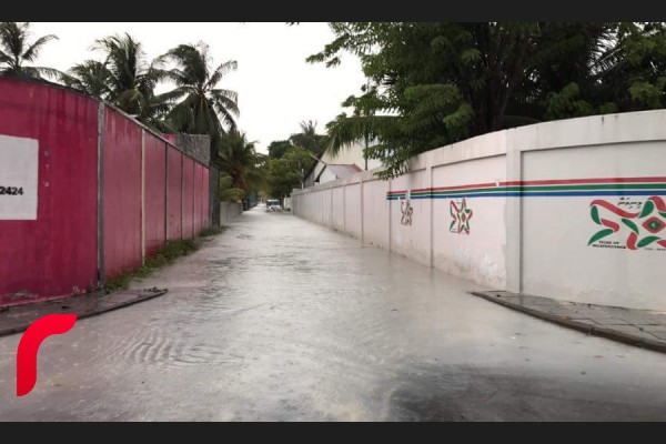 އައްޑޫ، ފެެބްރުއަރީ 20 - އައްޑޫއަށް މިހާރު ކުރަމުން ދާ ވިއްސާރާގައި އައްޑޫގެ ބޮޑެތި ގިނަ މަގުތަކެއްގައި ވަނީ ފެންބޮޑުވެ ދުއްވާ އެއްޗެއްސަށާއި ހިނގާބިނގާވުމަށް ދަތިތަކާ ކުރިމަތިވެފައި.