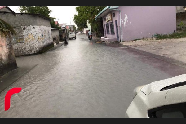 އައްޑޫ، ފެެބްރުއަރީ 20 - އައްޑޫއަށް މިހާރު ކުރަމުން ދާ ވިއްސާރާގައި އައްޑޫގެ ބޮޑެތި ގިނަ މަގުތަކެއްގައި ވަނީ ފެންބޮޑުވެ ދުއްވާ އެއްޗެއްސަށާއި ހިނގާބިނގާވުމަށް ދަތިތަކާ ކުރިމަތިވެފައި.