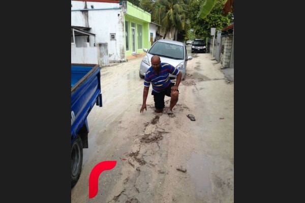 އައްޑޫ، ފެެބްރުއަރީ 20 - އައްޑޫއަށް މިހާރު ކުރަމުން ދާ ވިއްސާރާގައި އައްޑޫގެ ބޮޑެތި ގިނަ މަގުތަކެއްގައި ވަނީ ފެންބޮޑުވެ ދުއްވާ އެއްޗެއްސަށާއި ހިނގާބިނގާވުމަށް ދަތިތަކާ ކުރިމަތިވެފައި.