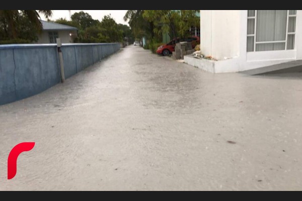 އައްޑޫ، ފެެބްރުއަރީ 20 - އައްޑޫއަށް މިހާރު ކުރަމުން ދާ ވިއްސާރާގައި އައްޑޫގެ ބޮޑެތި ގިނަ މަގުތަކެއްގައި ވަނީ ފެންބޮޑުވެ ދުއްވާ އެއްޗެއްސަށާއި ހިނގާބިނގާވުމަށް ދަތިތަކާ ކުރިމަތިވެފައި.