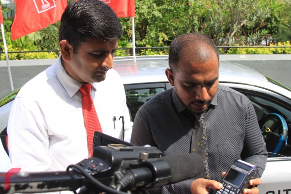 މާލެ: ފެެބްރުއަރީ 21، 2017: ޓެކްސީ ތަކަށް ޕޮއިންޓް އޮފް ސޭލް ޚިދުމަތް ތައާރުފް ކުރީ "ކޭޝްލެސް ރައިޑް" ގެ ނަމުގައި