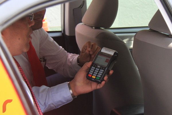 މާލެ: ފެެބްރުއަރީ 21، 2017 : މިއީ "އަހަރެންގެ ބޭންކް" ކެމްޕޭންގެ ދަށުން ބޭންކުން ހިންގާ ޕްރޮގްރާމްގެ ތެރޭގައި ހިމެނިގެން އިފްތިތާހު ކުރި ޚިދުމަތެއް