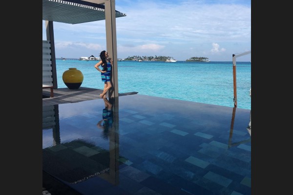 ޝާބިރްގެ އަންހެނުން ކާންޗީ ކައުލް އަކީވެސް މީގެ ކުރިން ޓީީވީ ޑްރާމާ ތަކުގައި އެކި ރޯލް އަދާކޮއްފައިވާ ތަރިއެކެވެ