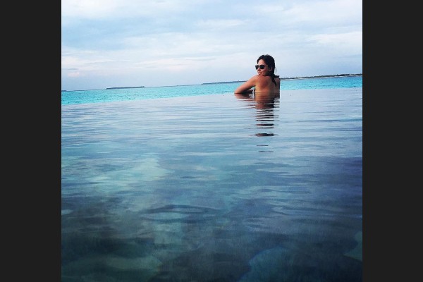 ކާންޗީ ރަންދެލި ރިސޯޓްގެ ސްވިމިން ޕޫލުގައި