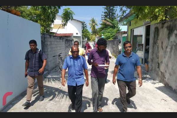 ލޯކަލް ކައުންސިލް އިންތިހާބަށް ކެމްޕެއިން ކުރުމުގެ ގޮތުން އެމްއޯޔޫގެ އިސްވެރިން ދޮރުން ދޮރަށް ކެމްޕެއިން ކުރައްވަނީ