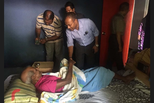 އެމްޑީޕީގެ ޗެއާޕާސަން ހަސަން ލަތީފް، އެނދުގައި އޮތް އުމުރުން ދުވަސްވީ މީހަކާ ސަލާމްކުރަނީ