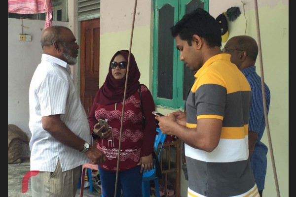 ލޯކަލް ކައުންސިލް އިންތިހާބަށް ކެމްޕެއިން ކުރުމުގެ ގޮތުން އެމްއޯޔޫގެ އިސްވެރިން ދޮރުން ދޮރަށް ކެމްޕެއިން ކުރައްވަނީ