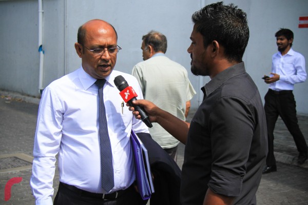 ޒަރީރު ވަނީ އެ ދައުވާ އަށް އިންކާރުކޮށްފަ އެވެ. ދައުވާ އަށް ޒަރީރު އިންކާރު ކޮށްފައިވާތީ، ދައުވާ ސާބިތުކުރުމަށް ދައުލަތުން ވަނީ ހެކީގެ ގޮތުގައި ފުލުހުންތަކެއް ހުށަހަޅާފަ އެވެ