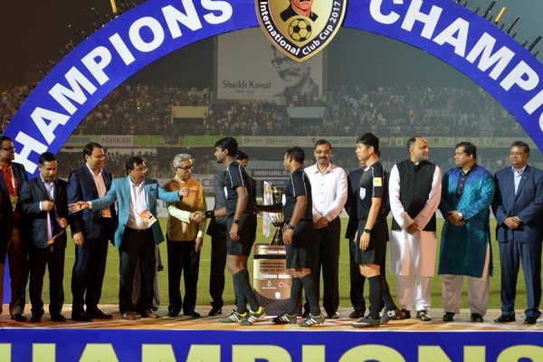 ޝައިހް ކަމާލް އިންޓަނޭޝަނަލް ކްލަބް ކަޕްގެ ފައިނަލް މެޗަށްފަހު އިނާމް ހަވާލުކުރަނީ ފޮޓޯ: ޝައިހް ކަމާލް އިންޓަނޭޝަނަލް  ކްލަބް ކަޕް