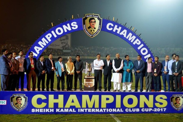 ޝައިހް ކަމާލް އިންޓަނޭޝަނަލް ކްލަބް ކަޕްގެ ފައިނަލް މެޗަށްފަހު ނިންމުމުގެ ރަސްމިއްޔާތުގައި އިނާމް ހަވާލުކުރަނީ. މުބާރާތުގެ ތަށި ހޯދީ ރާއްޖޭގެ ޓީސީ ސްޕޯޓްސް ކްލަބް. ފޮޓޯ: ޝައިހް ކަމާލް އިންޓަނޭޝަނަލް  ކްލަބް ކަޕް