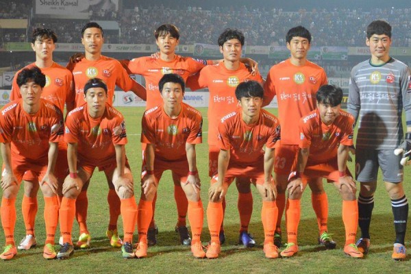 ބަންގްލަދޭޝްގެ ޗިޓަގޮންގައި ކުރިޔަށް ދިޔަ ޝައިހް ކަމާލް އިންޓަނޭޝަނަލް ކްލަބް ކަޕްގެ ފައިނަލް މެޗަށް ޕޮޗިއޮން އިން ނިކުތް ފުރަތަމަ 11. ފޮޓޯ: ޝައިހް ކަމާލް އިންޓަނޭޝަނަލް  ކްލަބް ކަޕް