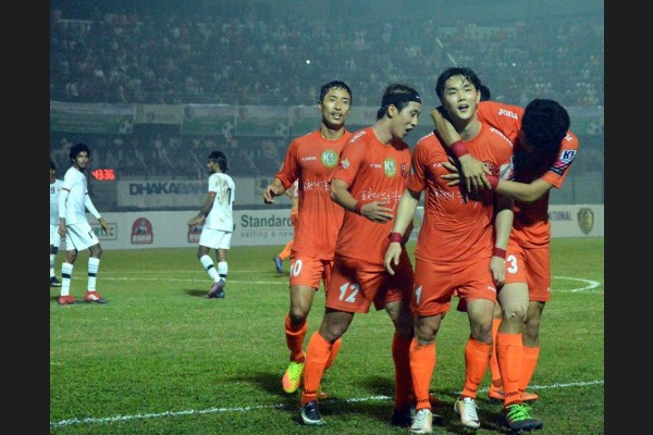 ޝައިހް ކަމާލް އިންޓަނޭޝަނަލް ކްލަބް ކަޕްގެ ފައިނަލް މެޗްގެ ފުރަތަމަ ހާފްގައި ޕޮޗިއޮން އިން ވަނީ ލަނޑެއްޖަހައި ޓީސީ ސްޕޯޓްސް ކްލަބް އާއި އެއްވަރު ކޮއްފައި. ފޮޓޯ: ޝައިހް ކަމާލް އިންޓަނޭޝަނަލް  ކްލަބް ކަޕް