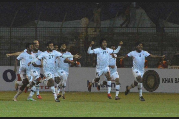 ބަންގްލަދޭޝްގެ ޗިޓަގޮންގައި ކުރިޔަށް ދިޔަ މި މެޗު  ޕޮޗިއޮންއާ ވާދަކޮށް ޓީސީން ކާމިޔާބުކުރީ ޕެނަލްޓީ ޖަހައިގެން. ފޮޓޯ: ޝައިހް ކަމާލް އިންޓަނޭޝަނަލް  ކްލަބް ކަޕް