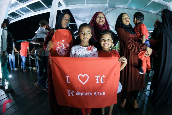 ޓީސީ ކުޅުންތެރިންގެ އާއިލާ މެމްބަރުން ރަސްމީ ފާލަމުގައި ޓީމަށް މަރުހަބާ ކިޔަނީ