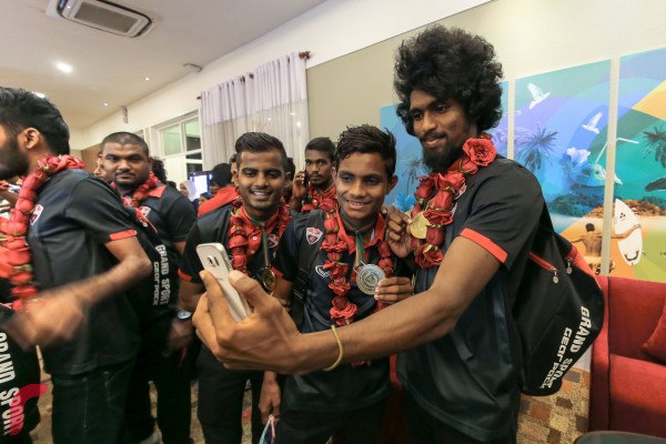 ޝައިހް ކަމާލް އިންޓަނޭޝަނަލް ކްލަބް ކަޕް ކާމިޔާބު ކުރުމަށްފަހު ޓީމް މާލެ އައިސް ކްލަބްގެ ކުޅުންތެރިން އުފާ ފާޅުކުރަނީ 