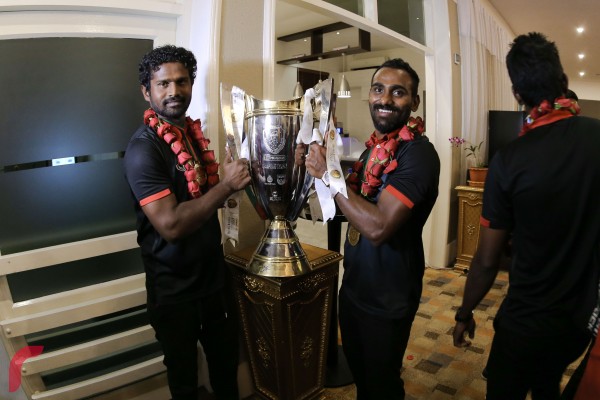 ބައިނަލްއަގުވާމީ ފުރަތަމަ ކްލަބް ތަށްޓާއެކު ޓީސީ އެނބުރި ރާއްޖެއައިސް އެއާޕޯޓްގައި އުފާ ފާޅުކުރަނީ