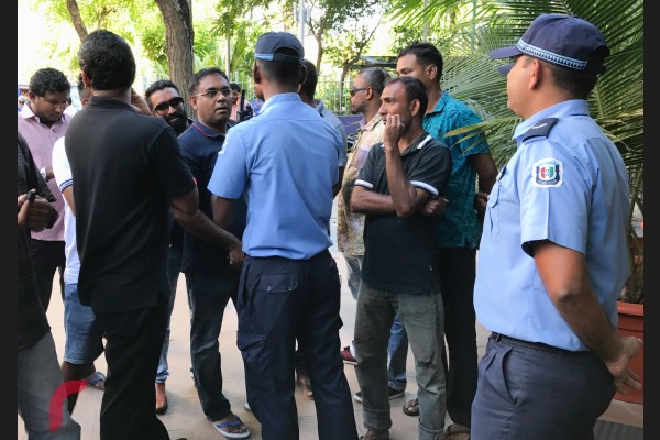 މެންދުރު 1:00 ހާއިރު، މާލެއިން ކަރަންޓް ދިއުމަށް ފަހު، އަލުން ބައެއް ސަރަހައްދުތަކަށް ކަރަންޓް ލިބިފައި ވަނީ 2 ގަޑީއިރެއްހާ ފަހުން. ކަރަންޓު ލިބުނު އިރު މުޅި މާލެއަށް އެއްފަހަރާ ކަރަންޓެއް ނުލިބޭ.