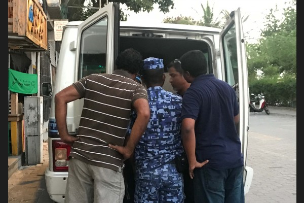 އެމްޑީޕީ ހަރުގެ 45 މިނެޓް ވަންދެން ބަލާ ފާސްކުރުމަށް އެސްއޯ ފުލުހުން ހަރަކާތްތެރިވުމަށްފަހު، ގިނަ އަދަދެއްގެ ފޮތިތަކާއި، ބެނާތައް ފުލުހުންގެ ބެލުމުގެ ދަށަށް ވަނީ ގެންގޮސްފައެވެ.