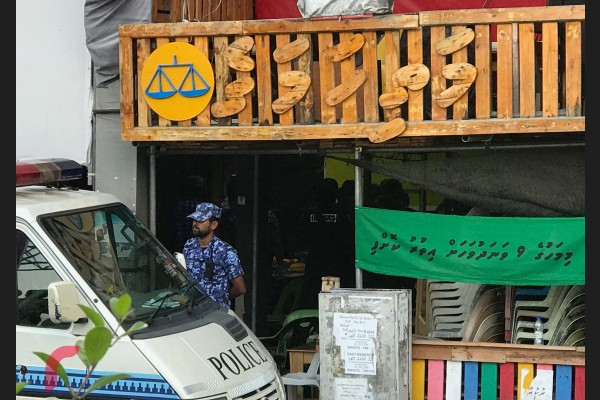 ފުލުހުން ވަނީ ކެމްޕެއިންކުރުމަށް ބޭނުންކުރާ ސާމާނު ވެސް ގެންގޮސްފައި