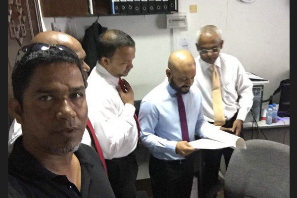 މަޖިލިހުގެ ރައީސްގެ އިތުބާރު ނެތްކަމުގެ މައްސަލަ މަޖިލިހަށް ހުށަހެޅުމުގައި އެންމެ އިސްކޮށް ހުންނެވީ ކުރީގެ ރައީސް މައުމޫން އަބްދުލް ގައްޔޫމްގެ ދަރިކަލުން އަދި ރައީސް އަބްދުﷲ ޔާމީނަށް ބޮޑުބޭބެ ވިދާޅުވާ ބޭފުޅެއް ކަމުގައިވާ އެމްޕީ ފާރިސް މައުމޫނު