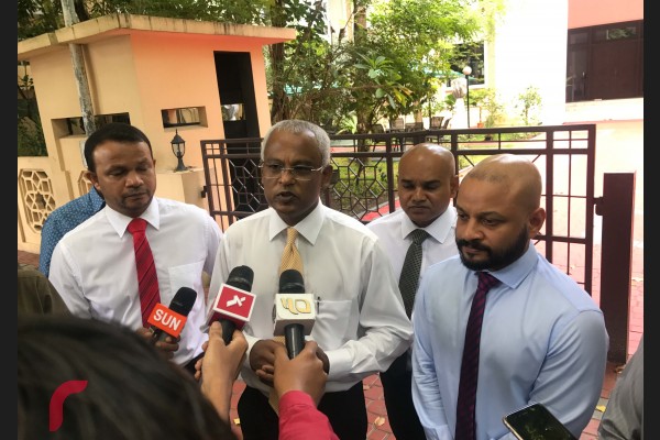 މަޖިލިހަށް މައްސަލަ ވެއްދުމަށް ފަހު، ނޫސްވެރިންނާ ވާހަކަ ދައްކަވަމުން ފާރިސް ވިދާޅުވީ، މަޖިލިހުގެ ރައީސްކަމުން މަސީހް ވަކިކުރުމަށް ހުށަހެޅީ ހުރިހާ ޕާޓީތަކެއްގެ އެއްބާރުލުމާއެކު ކަމަށް