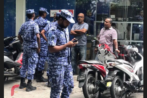 މަޖިލީހުގެ ރައީސް ވަކިކުރުމަށް މައްސަލަވެއްދުމަށްފަހު މެމްބަރުން ނޫސްވެރިންނަށް މައުލޫމާތު ދެއްވި ވަގުތު އެސަރަހައްދުގައި ތިބި އާންމުން ދުރުކުރުމުގައި ފުލުހުން ހަރަކާތްތެރި ވަނީ